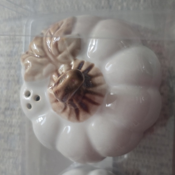 LINDEN STREET BRAND PUMPKIN SALT AND PEPPER SHAKERS - Picture 7 of 16